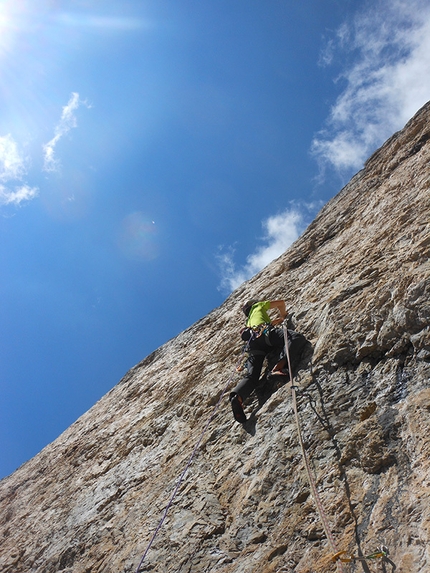 Lisetta, Col dei Bos, Fanis, Dolomiti - Via Lisetta, Col dei Bos, Dolomiti: Andrea Simonini in libera sul tiro chiave di IX- (7b+)