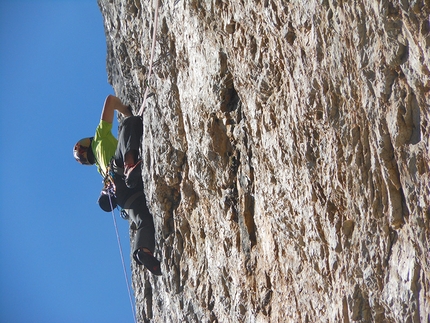 Lisetta, Col dei Bos, Fanis, Dolomiti - Via Lisetta, Col dei Bos, Dolomiti: Andrea Simonini in libera sul tiro chiave di IX- (7b+)