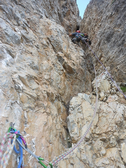 Lisetta, Col dei Bos, Fanis, Dolomiti - Via Lisetta, Col dei Bos, Dolomiti: Giacomo Duzzi in apertura sul sesto tiro di VIII+ (7a+)