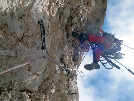 Lotta di classe - Corno Piccolo, Gran Sasso - Roberto Iannilli sul terzo tiro della via Lotta di classe parete Est Corno Piccolo del Gran Sasso