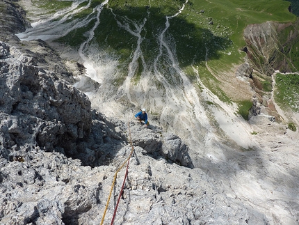 Cimon della Pala, Pale di San Martino, Dolomiti - Pilastro Girasole: in the centre of the pillar