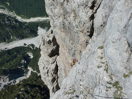 Spiz di Mezzo, Dolomiti di Zoldo - Via Gianni Ribaldone: la valle sempre piu lontana