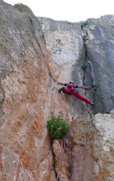 British Way, Punta Cusidore, Sardegna - Rolando Larcher sul passaggio chiave del 4° tiro di British Way