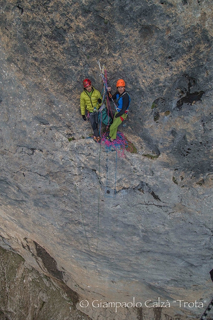 Invisibilis - Marmolada d'Ombretta - Rolando Larcher e Geremia Vergoni su Invisibilis, parete Sud Marmolada d'Ombretta (Dolomiti)