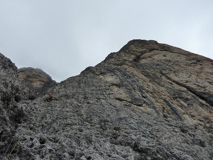 Cima dei Lastei - via Vittorio Chenet - Verso lo spigolo finale della via aperta da Lorenzo Massarotto e Vittorio Chenet sul Pilastro dei Finanzieri, Cima dei Lastei, Pale San Martino.