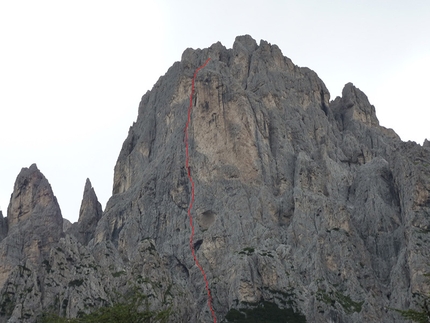 Cima dei Lastei - via Vittorio Chenet - L'approssimativo tracciato della via aperta da Lorenzo Massarotto e Vittorio Chenet sul Pilastro dei Finanzieri, Cima dei Lastei, Pale San Martino.