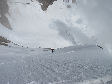 I Turisti del Vuoto - Viaggio per le Grandi Pareti del Monte Rosa - Matteo Zamengo nella parete mediana della Piramide Vincent (Monte Rosa)