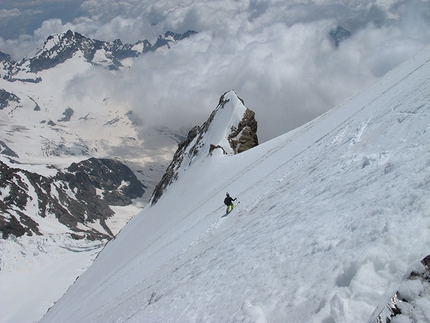 I Turisti del Vuoto - Viaggio per le Grandi Pareti del Monte Rosa - Matteo Donati in mezzo alla parete NE della Punta Giordani