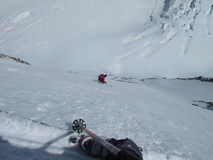 I Turisti del Vuoto - Viaggio per le Grandi Pareti del Monte Rosa - Matteo Zamengo in mezzo al Lyskamm