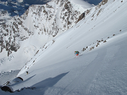 I Turisti del Vuoto - Viaggio per le Grandi Pareti del Monte Rosa - Beppe Dallona e David Torrents sospesi nel pendio iniziale della NE della Punta Parrot