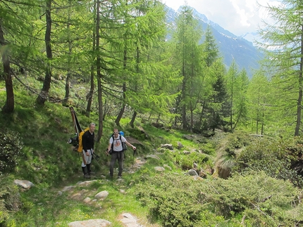 I Turisti del Vuoto - Viaggio per le Grandi Pareti del Monte Rosa - Il lungo rientro a piedi ad Alagna dopo la discesa della NE della Punta Parrot