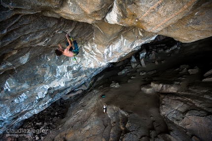 Adam Ondra - Adam Ondra sulla sua via Move 9b/+ a Hanshelleren, Flatanger, Norvegia (08/2013)