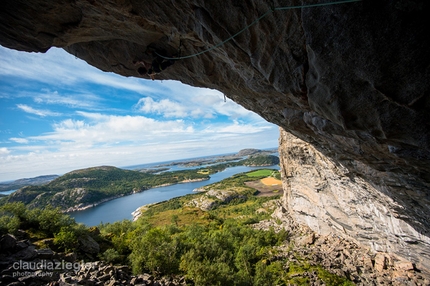 Adam Ondra - Adam Ondra sulla sua via Move 9b/+ a Hanshelleren, Flatanger, Norvegia (08/2013)