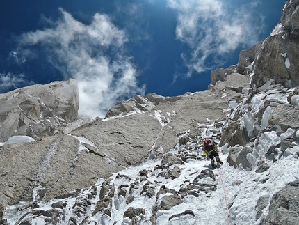 Kungyang Chhish East - Hansjörg Auer leading mixed terrain at 6500m.