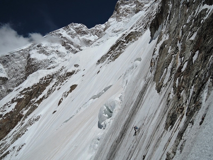 Kungyang Chhish East - Hansjörg Auer traversing at 5600m