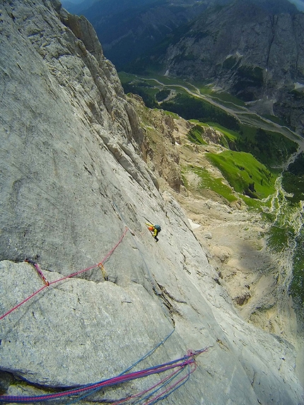 Pesce - Marmolada - Rolando Larcher climbing Attraverso il Pesce (Marmolada, Dolomites)