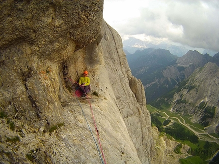 Pesce - Marmolada - Rolando Larcher in he famous niche on Attraverso il Pesce (Marmolada, Dolomites)