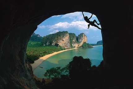 Simon Carter - Monique Forestier, Burnt Offerings (7a+), Melting Wall, Phra-Nang, Thailand.