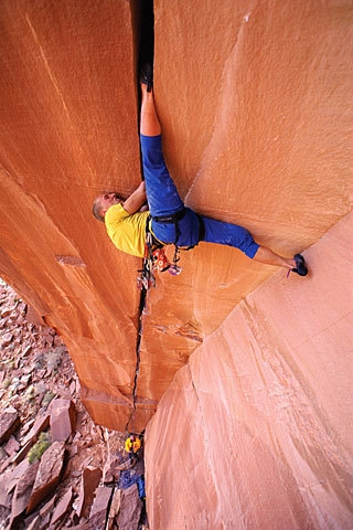 Simon Carter - John Varco, Belly Full of Bad Berries (5.13a/b, Indian Creek, USA)