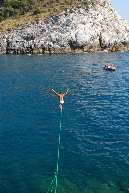 Slackline Portovenere - La slackline tra l'Isola Palmaria e il promontorio di Porto Venere, La Spezia.
