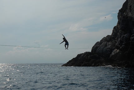 Slackline Portovenere - La slackline tra l'Isola Palmaria e il promontorio di Porto Venere, La Spezia.