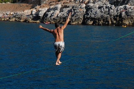 Slackline Portovenere - La slackline tra l'Isola Palmaria e il promontorio di Porto Venere, La Spezia.