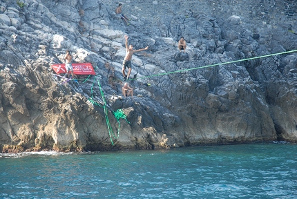 Slackline Portovenere - La slackline tra l'Isola Palmaria e il promontorio di Porto Venere, La Spezia.