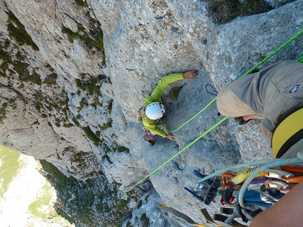 Dall'alba al tramonto, Presolana - Stefano Codazzi on the vertical slab, pitch 5