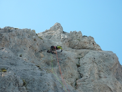 Dall'alba al tramonto, Presolana - Daniele Natali placing a bolt on pitch 6