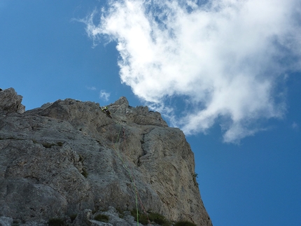 Dall'alba al tramonto, Presolana - Daniele Natali heading towards the vertical finishing pillar on pitch 6