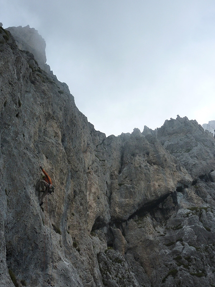 Dall'alba al tramonto, Presolana - Daniele Natali sul verticale terzo tiro, durante la prima ripetizione