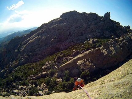 Arrampicata in Sardegna: news 5 - Il tratto obbligatorio in placca di Lizard, sullo sfondo uno splendido arco naturale.