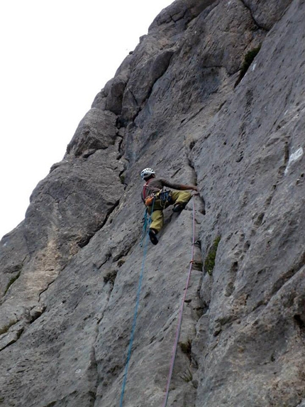 Arrampicata in Sardegna: news 5 - Maurizio Oviglia in apertura sul quarto tiro di Nues.