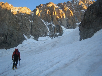 Pilone Centrale del Freney - Monte Bianco - Salendo il ghiacciaio di Brouillard con i pilastri omonimi sullo sfondo.