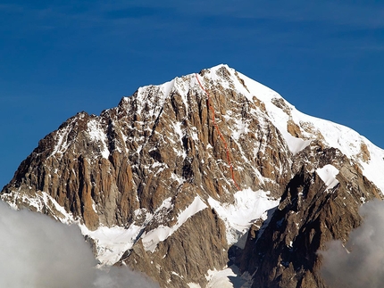 Pilone Centrale del Freney - Monte Bianco - Il versante di Brouillard e Freney del Monte Bianco con il tracciato della via Bonington al Pilone.