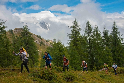 Tor des Geants 2013 - Atleti impegnati con vista Grandes Jorasses