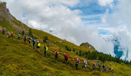 Tor des Geants 2013 - Fila di atleti in salita verso il colle d'Arp