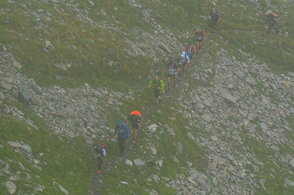 Tor des Geants 2013 - Atleti tra le nebbie sotto il colle d'Arp