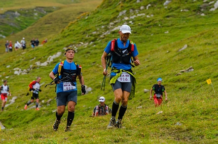 Tor des Geants 2013 - Atleti in discesa verso la Thuile