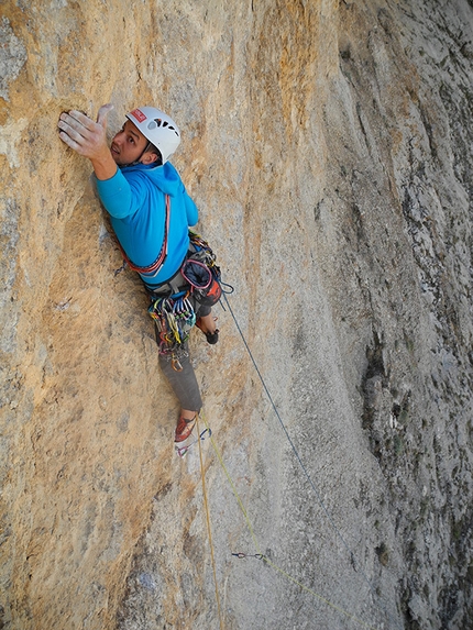 Ala Daglar, Turkey - Lower Guvercinlik (Tranga Tower): Andrea Simonini in action on Atomic Folder