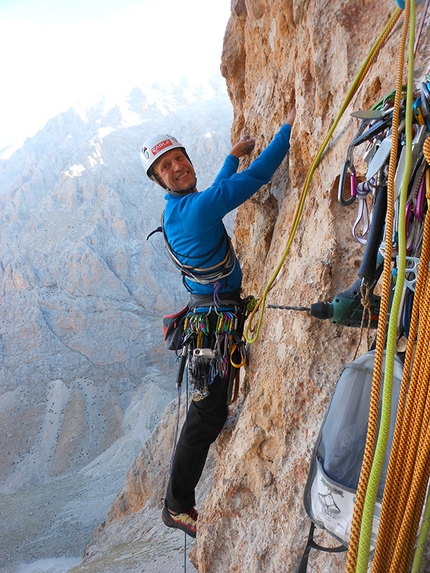 Ala Daglar, Turchia - Lower Guvercinlik (Tranga Tower): Nicolò Geremia in apertura su Atomic Folder