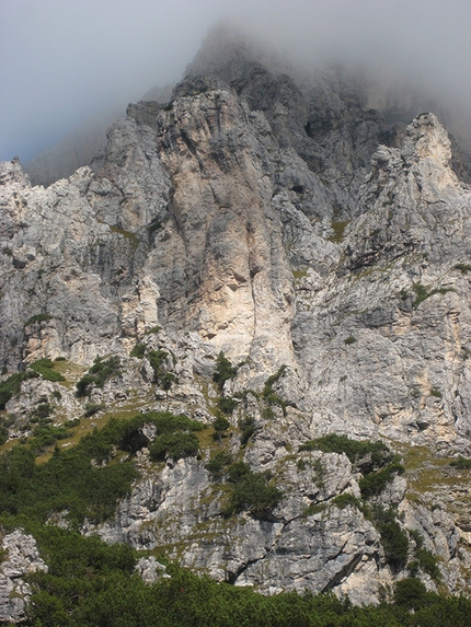 Campanile Giac, Dolomiti di Brenta - Via il volo della grola: parete sud dal sentiero di accesso
