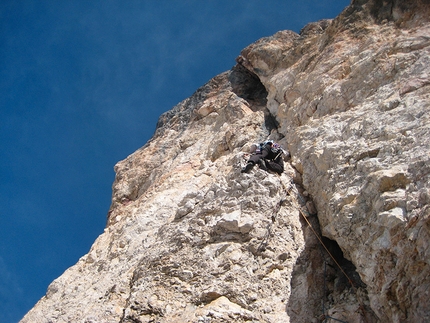 Campanile Giac, Dolomiti di Brenta - Via il volo della grola: sezione friabile sul terzo tiro