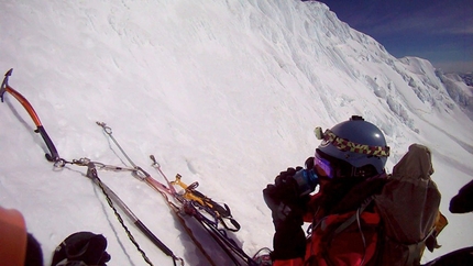 Monte Sarmiento - Natalia Martinez, short rest and drink of wate­r during the ascent.