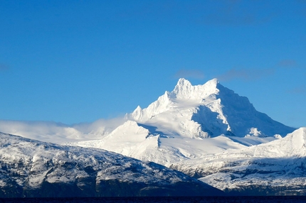 Monte Sarmiento - The 2207 meters­ of the massive Mount Sa­rmiento rising straight ­from the shore­