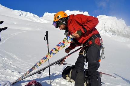 Monte Sarmiento - Camilo Rada: ultimi preparativi per portare il materiale al campo alto.