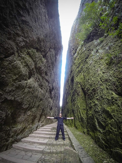 Jeb Corliss vola nel Mount Jianglang, Cina