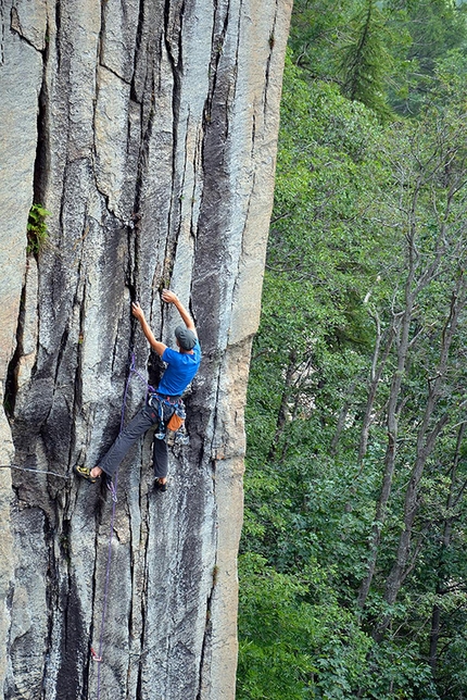 Valle dell'Orco - Paolo Seimandi climbing Röyksopp, at Dado.