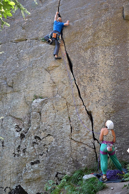 Valle dell'Orco - Paolo Seimandi climbing Apogeo, Dado.