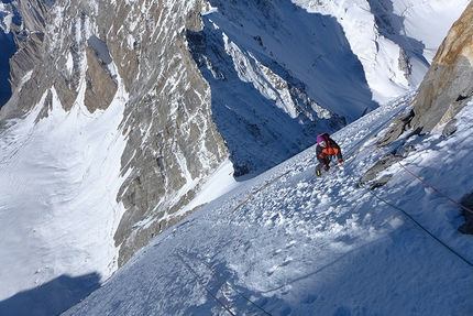 Daniela Teixeira & Paulo Roxo, Kapura South, Nangma Valley - Daniela Teixeira il giorno della cima.